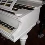 Рояль белый , малогабаритный,  двухреппетиционный