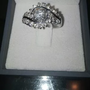 Элегантное кольцо из белого золота с бриллиантами