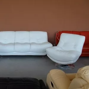 Комплект кожаной мебели (диван + кресла).