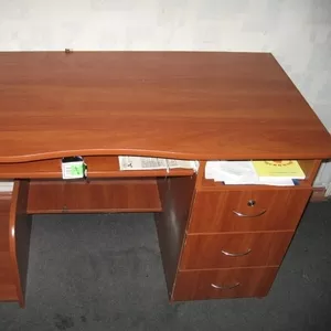 Продам офисную мебель: столы компьютерные,  кухонный,  кресла,  шкаф,  тум