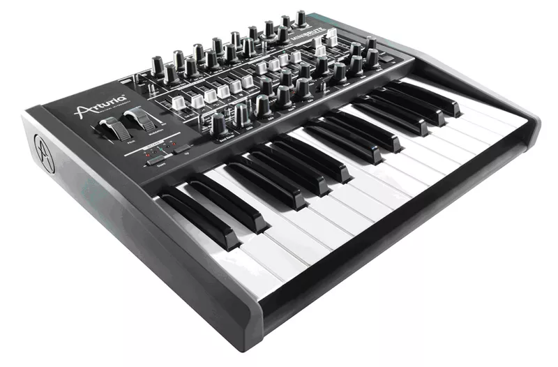 Продам синтезатор Аналоговый Arturia Minibrute.