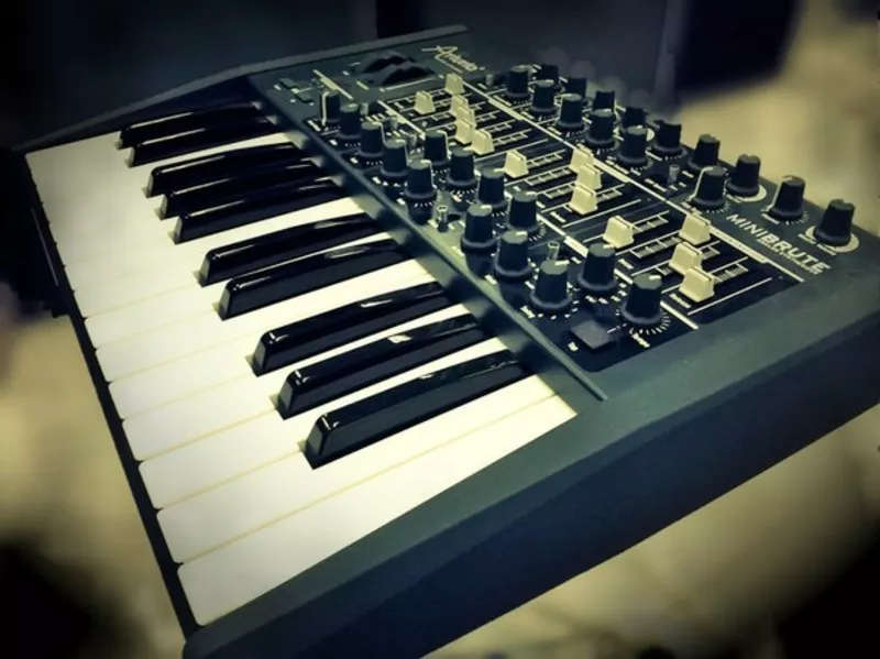 Продам аналоговый синтезатор Arturia Minibrute