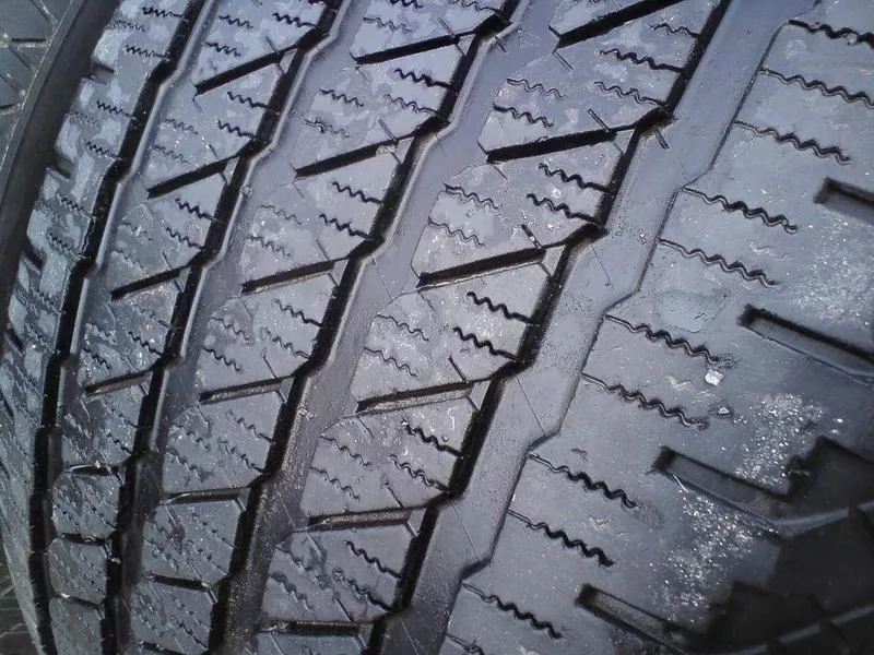 Продам комплект шин б/у всесезон R20  305/50 Michelin 4