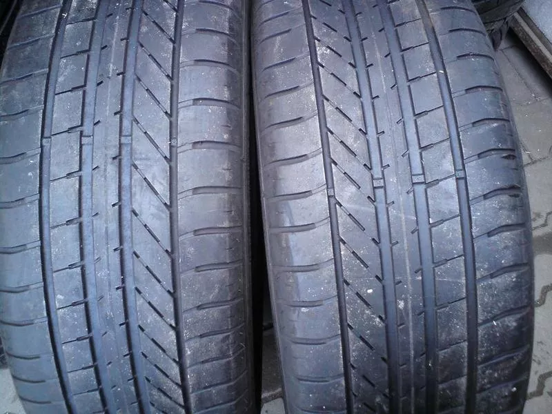 Продам пару шин б/у лето R17 225/55  Goodyear