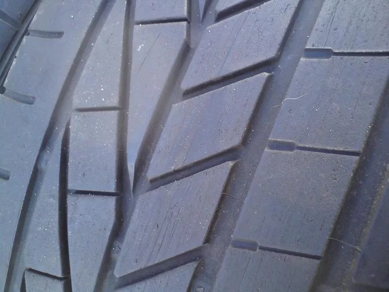 Продам пару шин б/у лето R17 235/45  Goodyear 3