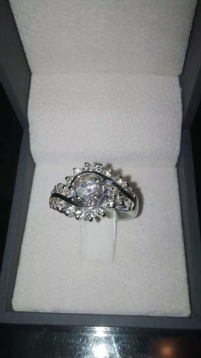 Элегантное кольцо из белого золота с бриллиантами