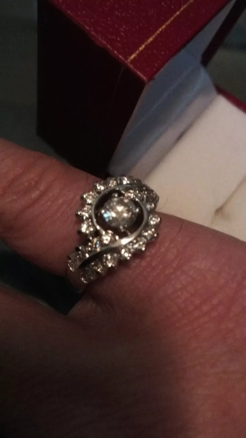 Элегантное кольцо из белого золота с бриллиантами 2