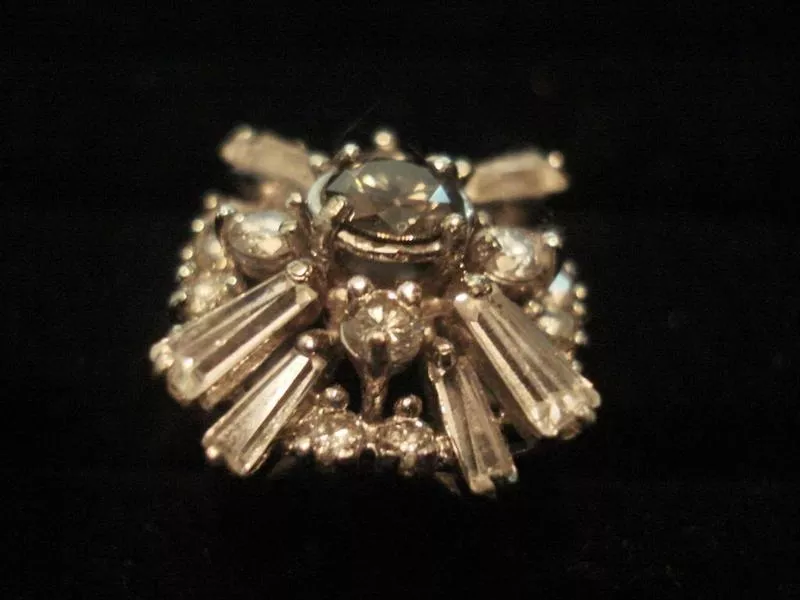Старинное кольцо с бриллиантами и белыми сапфирами