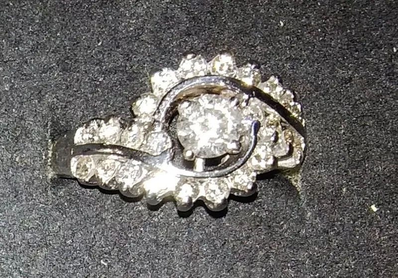 Элегантное кольцо из белого золота с бриллиантами 3