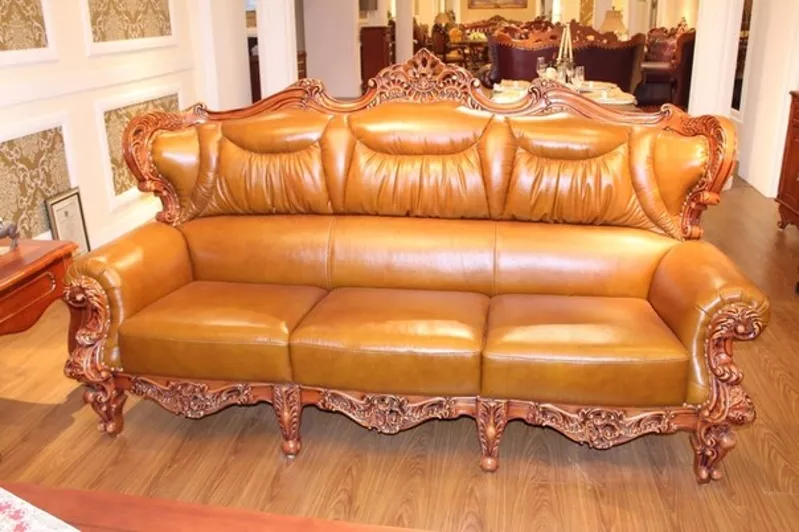Кожаный диван в классическом стиле из дуба.