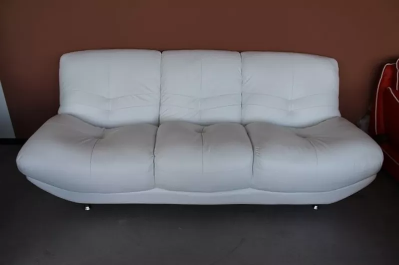 Комплект кожаной мебели (диван + кресла). 2