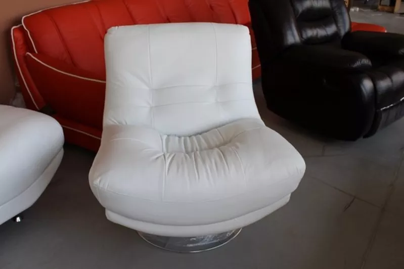 Комплект кожаной мебели (диван + кресла). 3