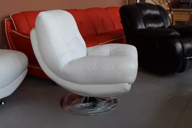 Комплект кожаной мебели (диван + кресла). 4