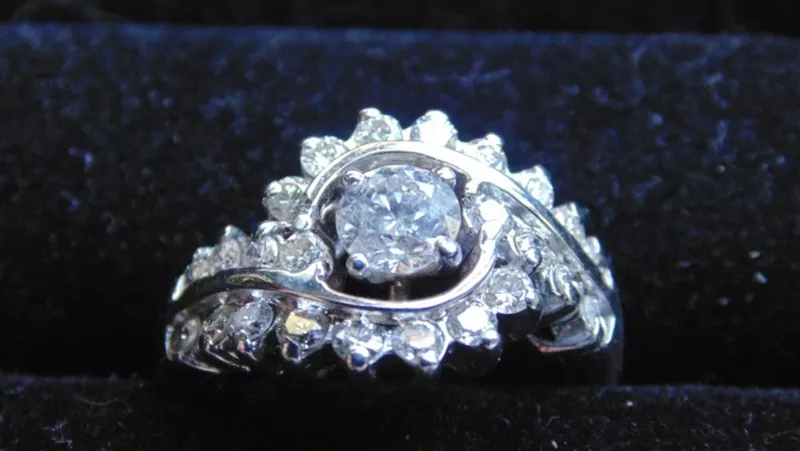 Элегантное кольцо из белого золота с бриллиантами 4