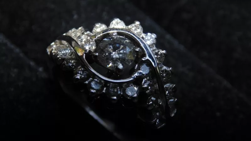 Элегантное кольцо из белого золота с бриллиантами 5
