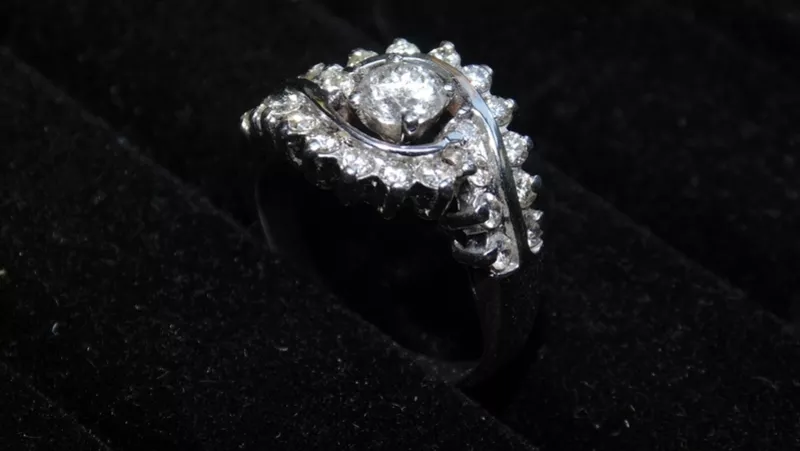 Элегантное кольцо из белого золота с бриллиантами 6