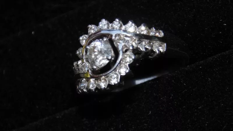 Элегантное кольцо из белого золота с бриллиантами 7