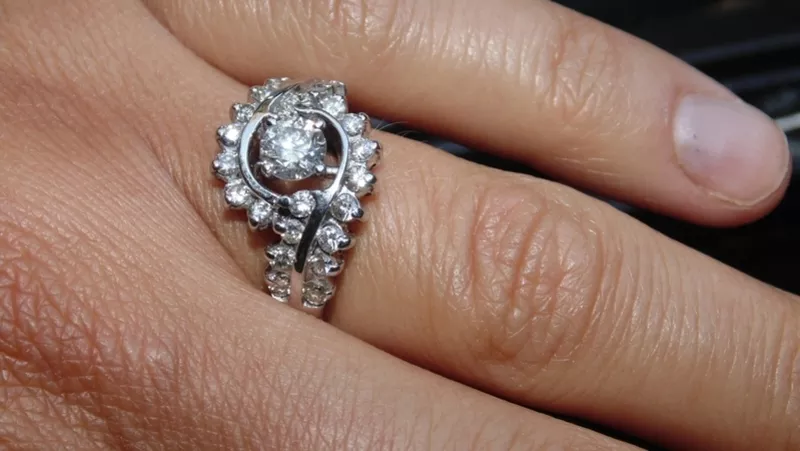 Элегантное кольцо из белого золота с бриллиантами 8