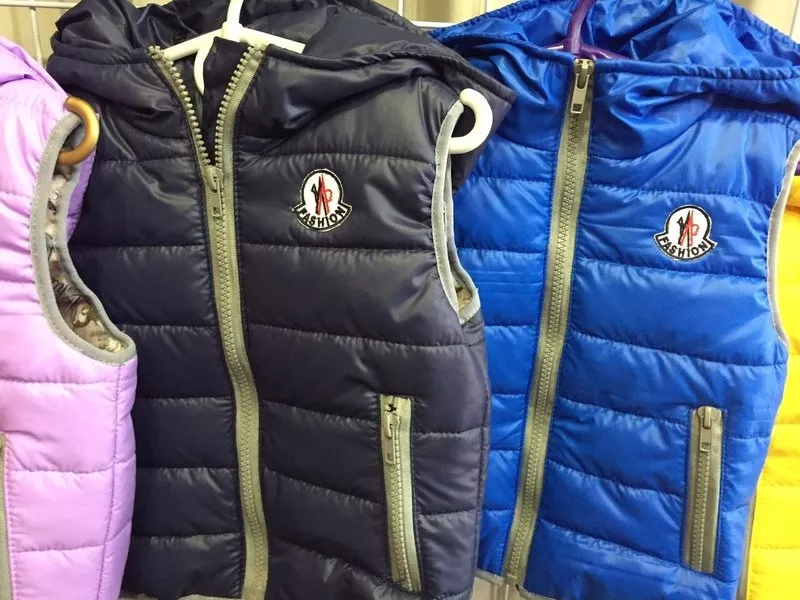 Детские жилетки Moncler оптом  4