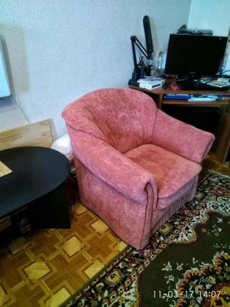 Продам полный комплект мягкой мебели:мягкий уголок,  кресло и пуфик 2