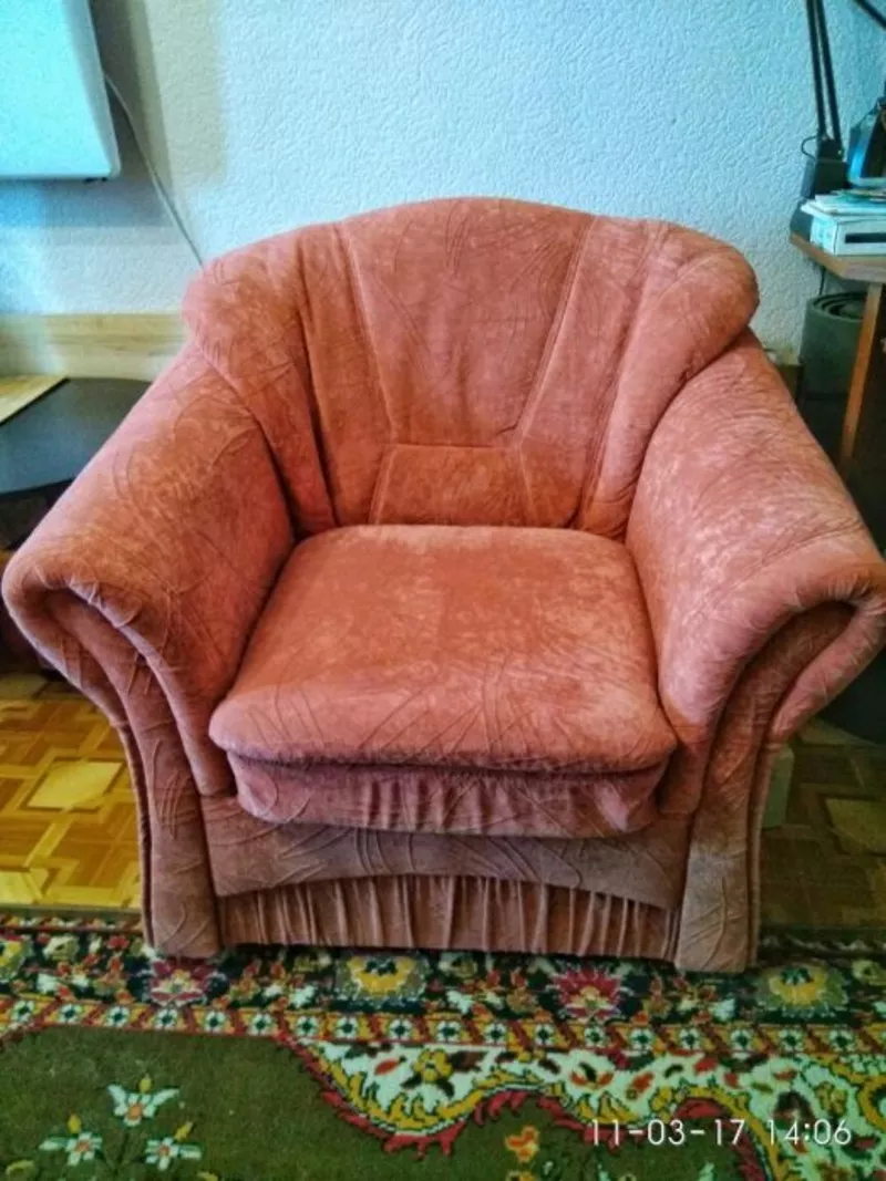 Продам полный комплект мягкой мебели:мягкий уголок,  кресло и пуфик 4