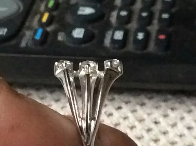 Кольцо с бриллиантами 0. 20 карата  2