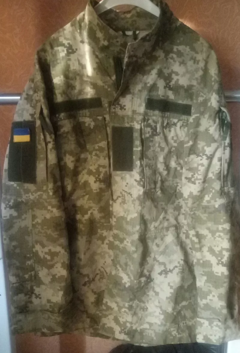 Продам военную форму 52 р.мужские куртки и брюки комуфляжные, головные уборы, сумку.